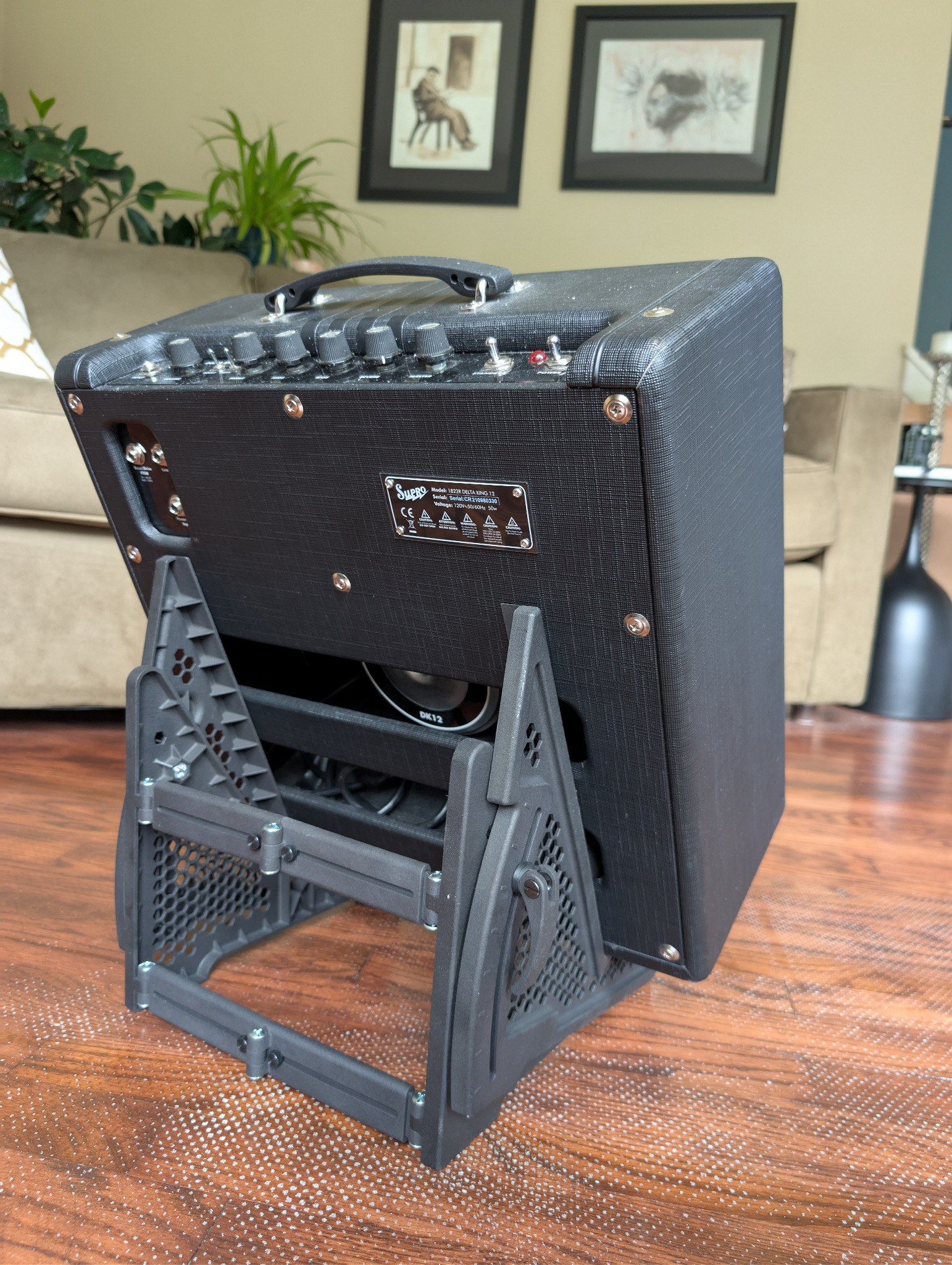 Amplifier supported by the molded AmpTiltor™ Standard
